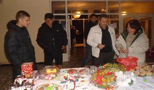 Коледната елха грейна в Бобошево, откриха и празничен базар