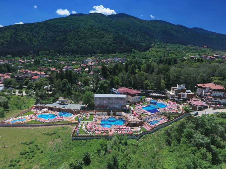 Собствениците на “Котвата“ в Сапарева баня Борислав Богданов и Иван Илчев искат да купят парцелите на аква клуба