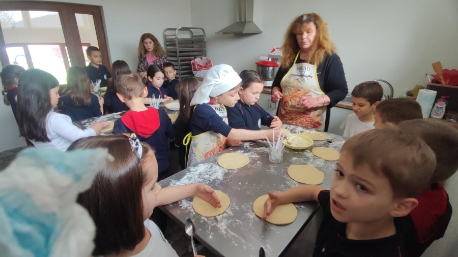 Първокласници от Перник пекоха сиренки от едно време в Хлебната къща на Лобош