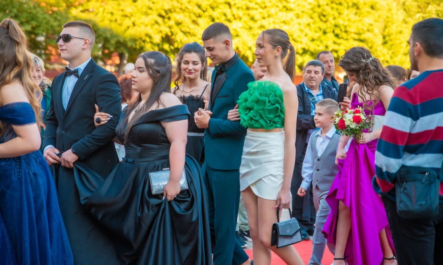 Последният абитуриентски бал озари центъра на Кюстендил