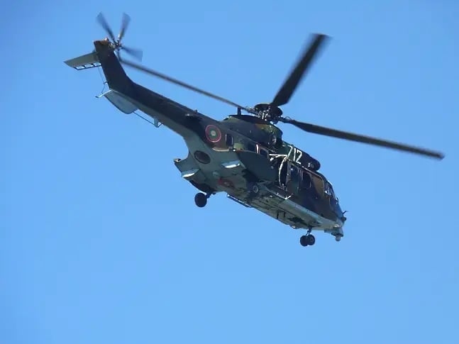 И американски вертолет Black Hawk се включи в борбата с пламъците в Бургаско