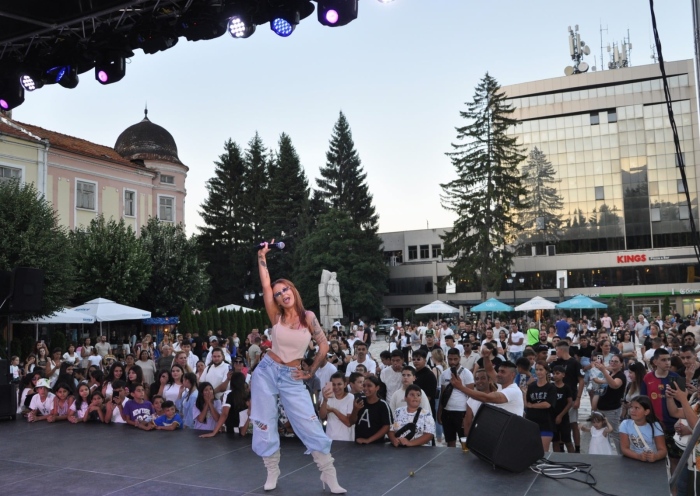 Цветелина Грахич озари площада в Разлог с балкански ритми, а стотици отвориха сърцата си за малката Марина