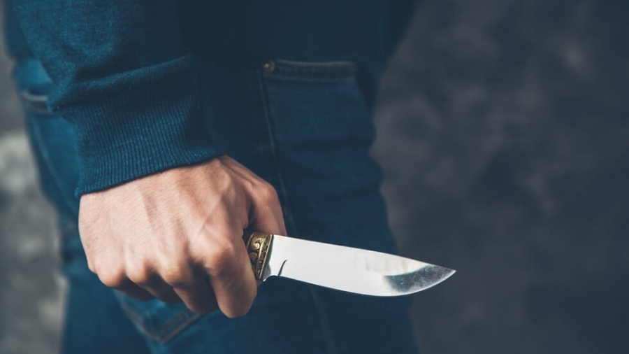 Двама криминално проявени си вадиха ножове в Самоков 