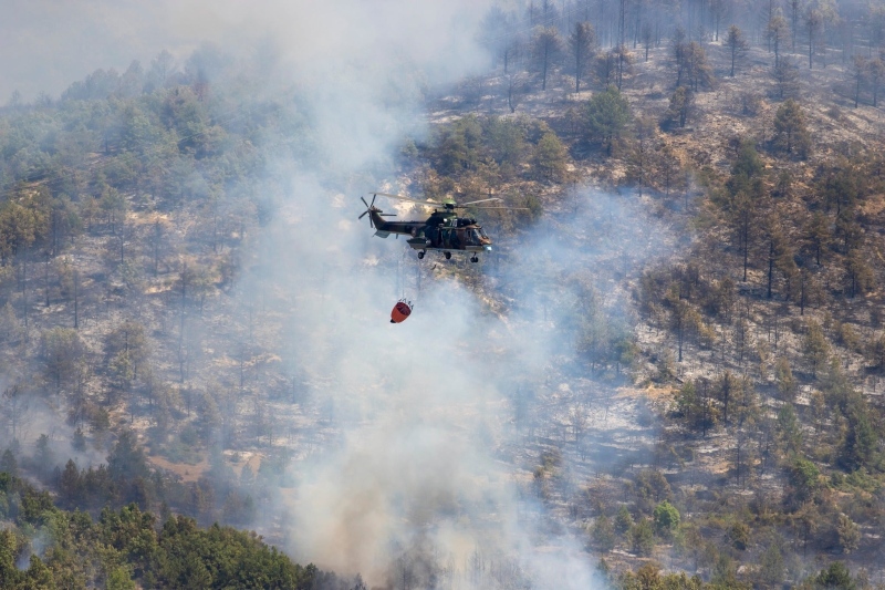 Пожарът над Илинденци навлезе в Национален парк Пирин, 2 хеликоптера \