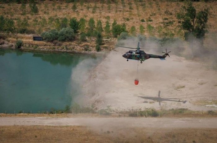 Тежка битка с огъня в Пирин! Евакуираха екипите, гасят само хеликоптери 