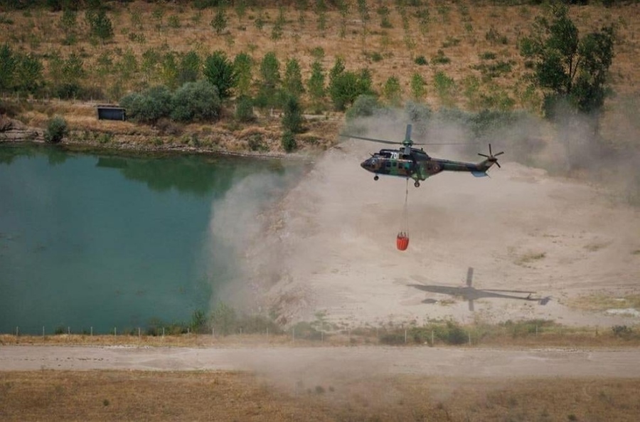 Тежка битка с огъня в Пирин! Евакуираха екипите, гасят само хеликоптери 