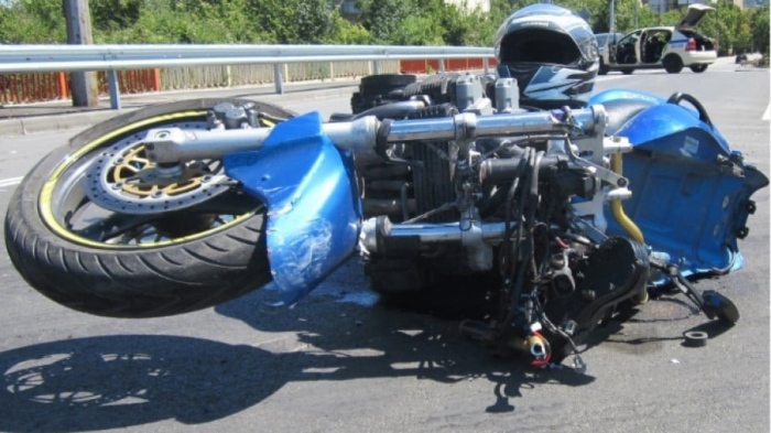 Пиян моторист и спътникът му пострадаха, натресоха се в метална ограда