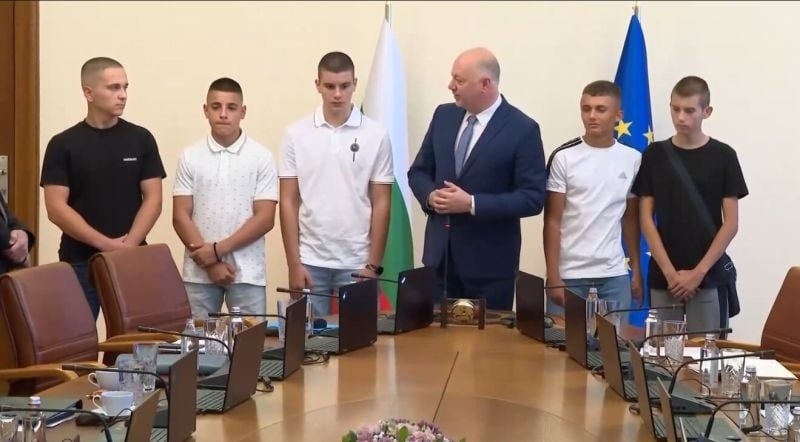 Кабинетът аплодира децата, участвали в гасенето на пожара в Сунгурларе