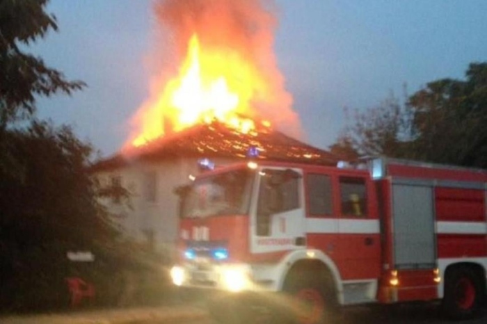 Горяха магазин в Симитли и лятна кухня в село Баня 