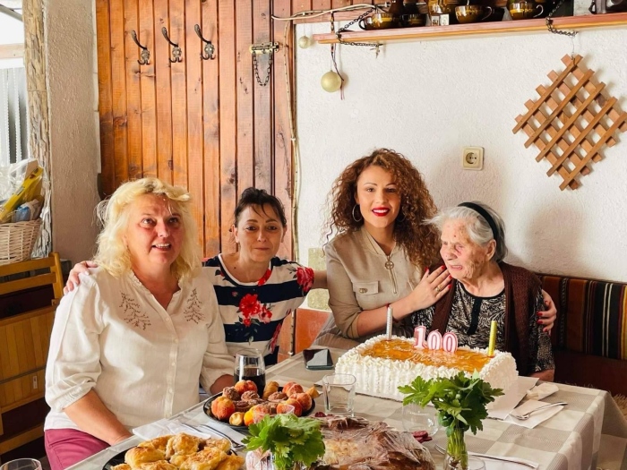 Баба Райна от Разлог празнува 100 години живот, изпълнен с труд и обич