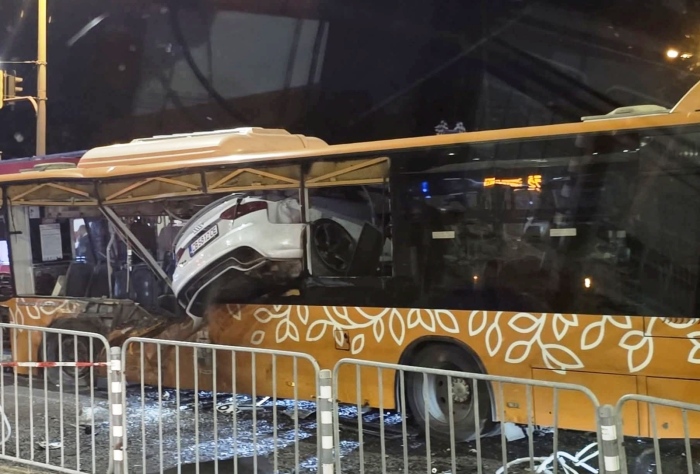 Тежка катастрофа между автомобил и автобус на градския транспорт в София