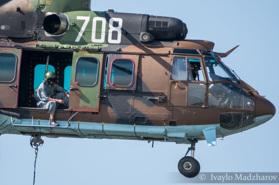 Военни и два хеликоптера участват отново в борбата с пожара в Пирин