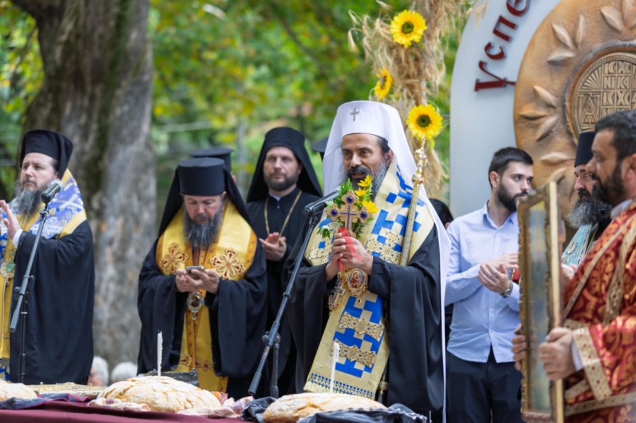Кюстендил отпразнува Голяма Богородица и духовния си празник Панагия с благословията на патриарх Даниил, споделен хляб и багрите на българската шевица