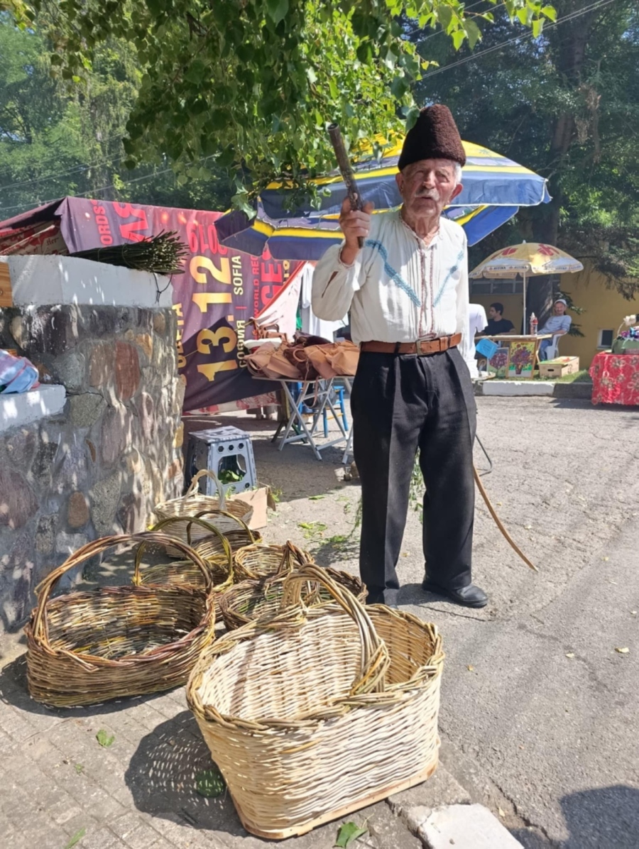 На 92: Дядо Димчо от Ваксево плете чудни върбови кошници, но му тежи, че няма на кой да предаде занаята