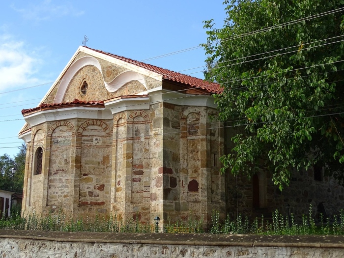 Близо година екип от реставратори обновява иконите в трънската църква ”Св. Петка“