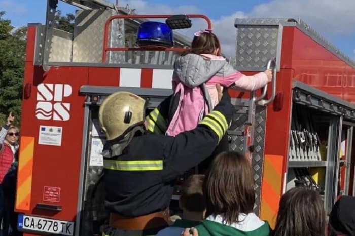 Респект! Пожарникари от Дупница помогнаха на 2-годишно дете