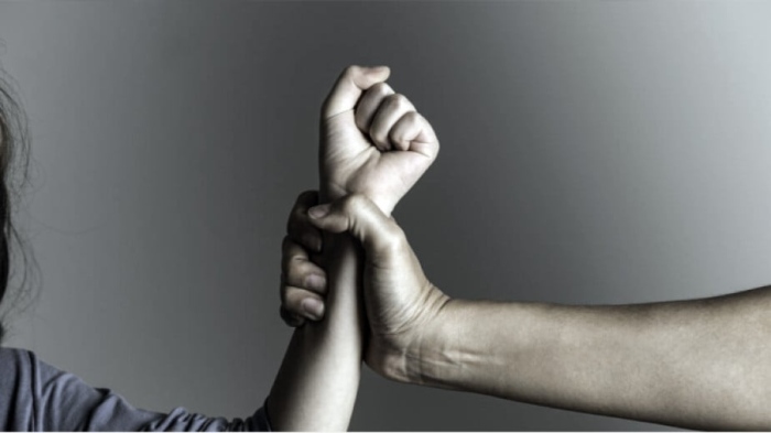 Мъж преби съпругата си в Кюстендил, син посегна на баща си в Невестино