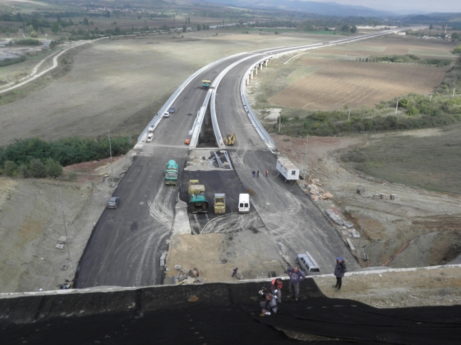С 2 млрд. лв. и закъснение от 4 години довършват АМ \