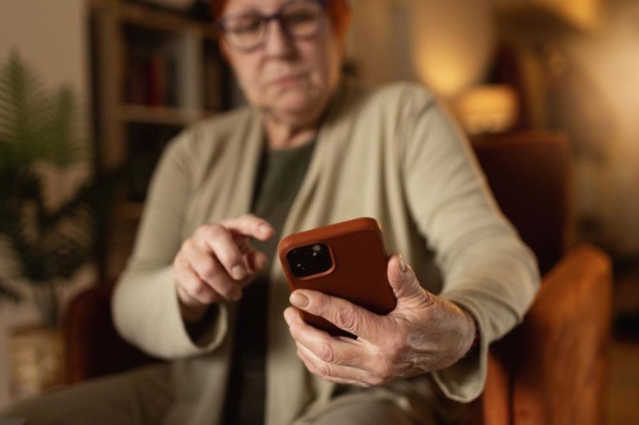 Възрастна жена даде 40 000 лева на мним полицай