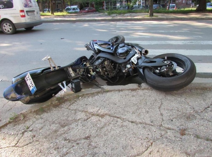 Моторист е с фрактура след катастрофа край ”Юндола“