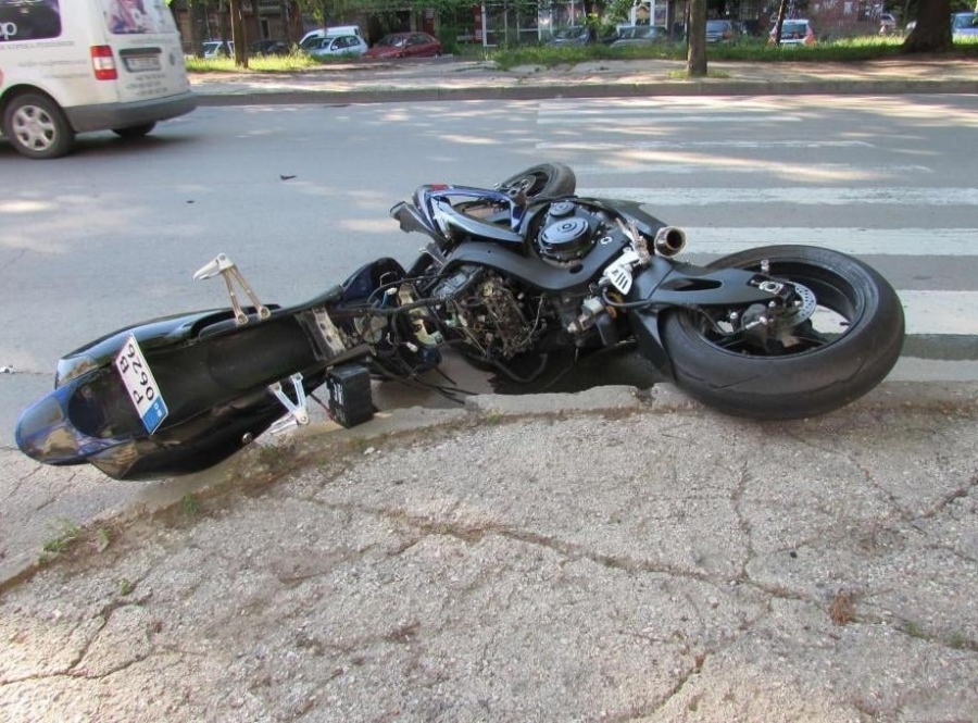 Моторист е с фрактура след катастрофа край ”Юндола“