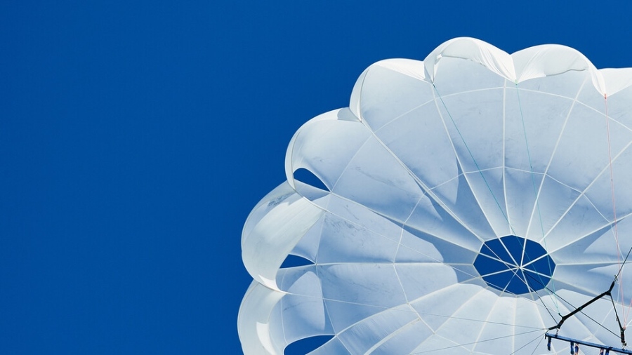 Трагедия! 8-годишно дете от Разлог загина след падане от парашут в Несебър