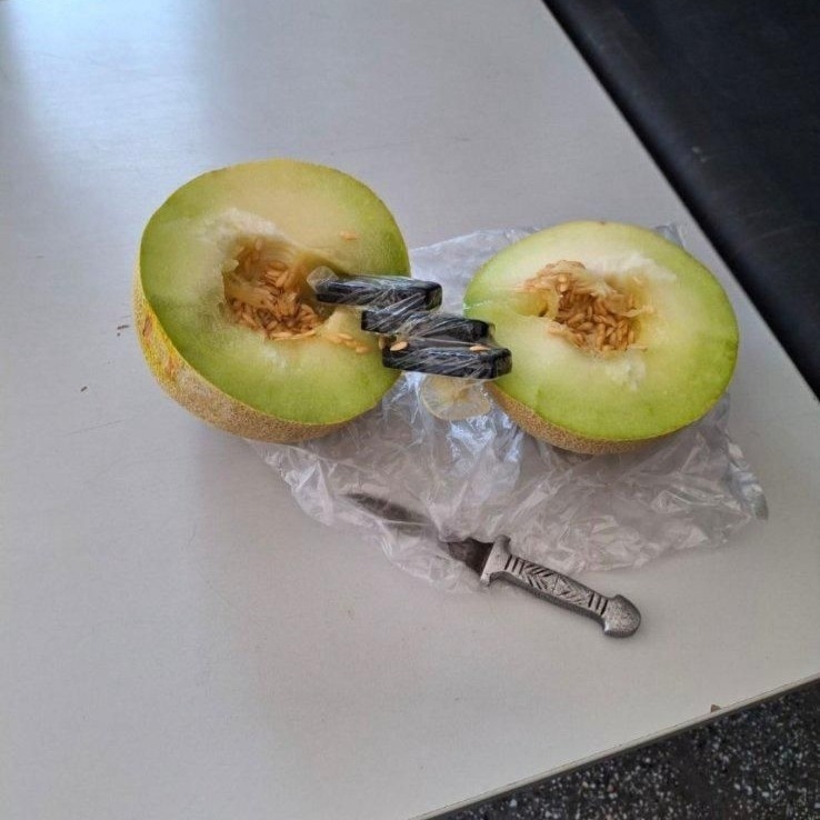 Затворници крият телефони в пъпеши, роднините напояват дрехи с наркотици