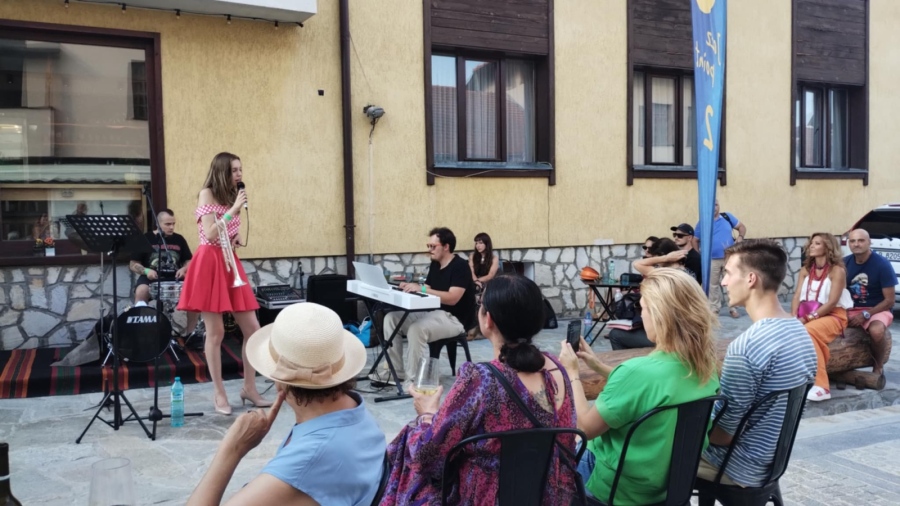 Лятото кипи на улица „Пирин” в Банско