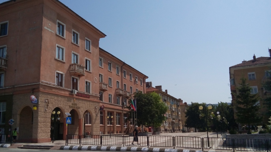 Община  Бобов дол  плаща  превоза на  12 бедни ученици от Дупница до Гимназията в миньорския град