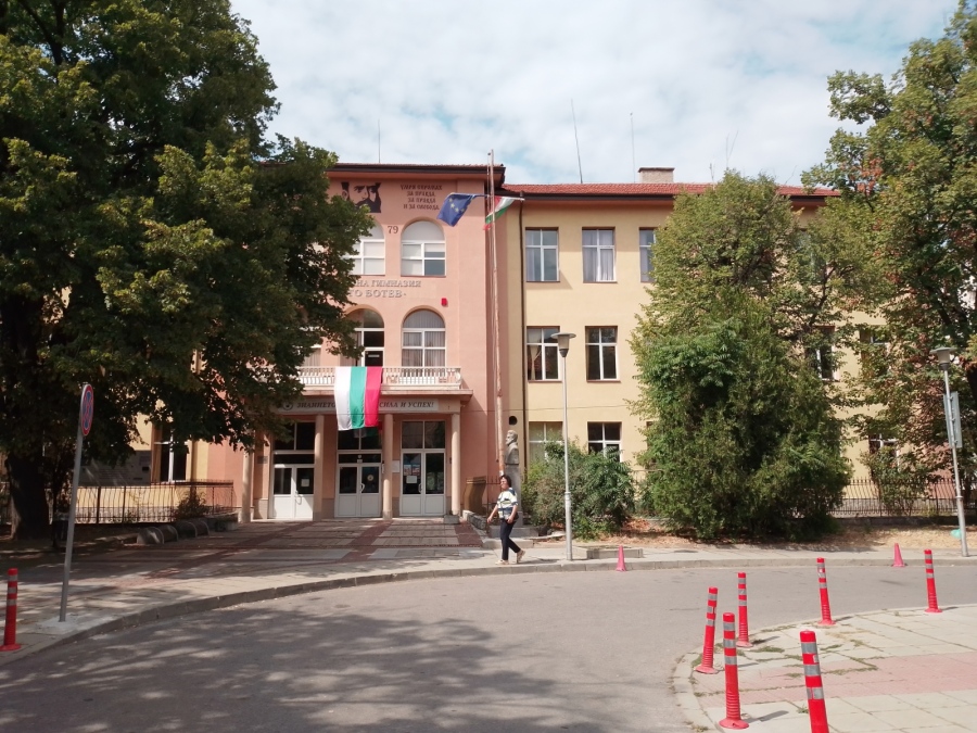 Усилена подготовка за новата учебна година в ПГ „Христо Ботев” - Дупница, директорът Любомир Георгиев: С 200 000 лв. оборудваме СТЕМ център, имаме 8 нови учители, 40 ученика ще посетят Италия по програма „Еразъм+“