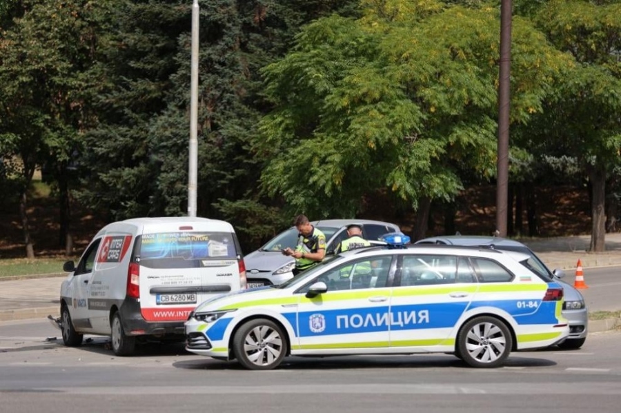 Катастрофа между два автомобила на възлово кръстовище в Благоевград