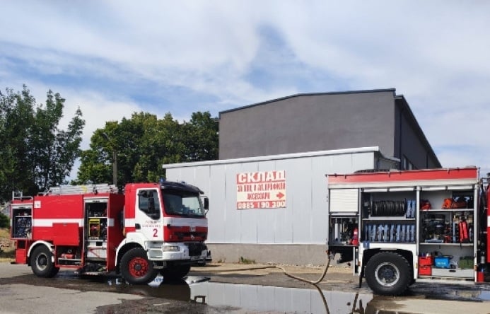 Пожар избухна в производствено хале в Благоевград