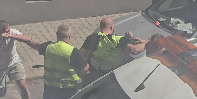 Задържаха общински служител след бой заради поставена скоба в центъра на София