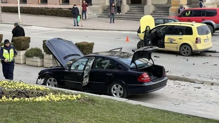 Катастрофа с таксиметров автомобил на ремонтираща се улица в Кюстендил