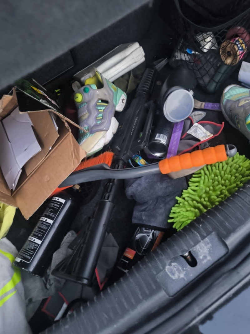 Акция в Перник: Иззеха наркотици, райски газ и вейпове