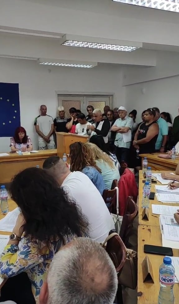 Лют скандал на заседанието на ОбС в  Бобов дол: Емилия Костадинова остава директор на ОП ”ЧОБ“ 