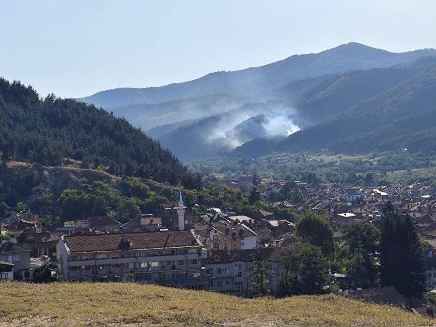 Огнена стихия в Якоруда! 300 доброволци и шест пожарни гасят пламъци край минералния плаж
