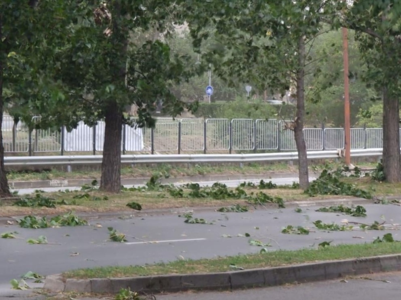 Страшна буря връхлетя Кюстендил! Кметът Огнян Атанасов призова хората да не излизат