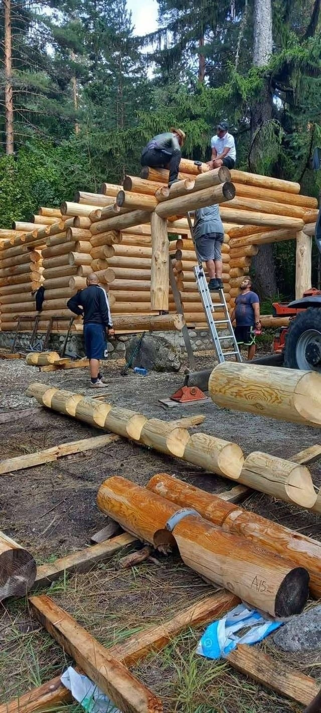Обединени от вярата: Млади и стари възстановяват разрушен храм в Банско
