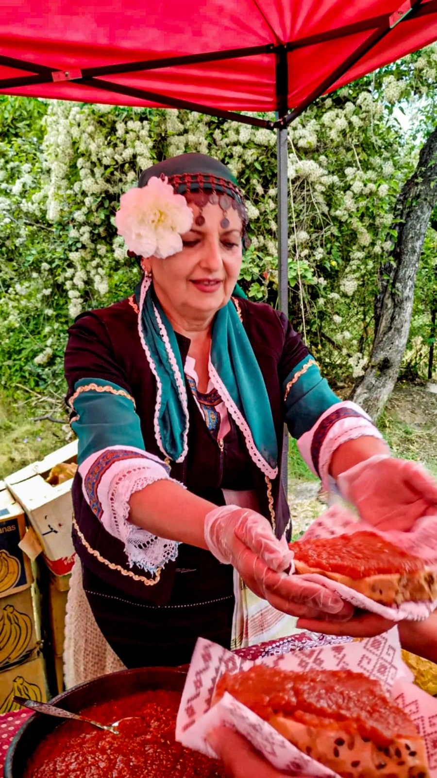 Въпреки халата! 150 кг домашна лютеница излапана за нула време на фестивала в Логодаж