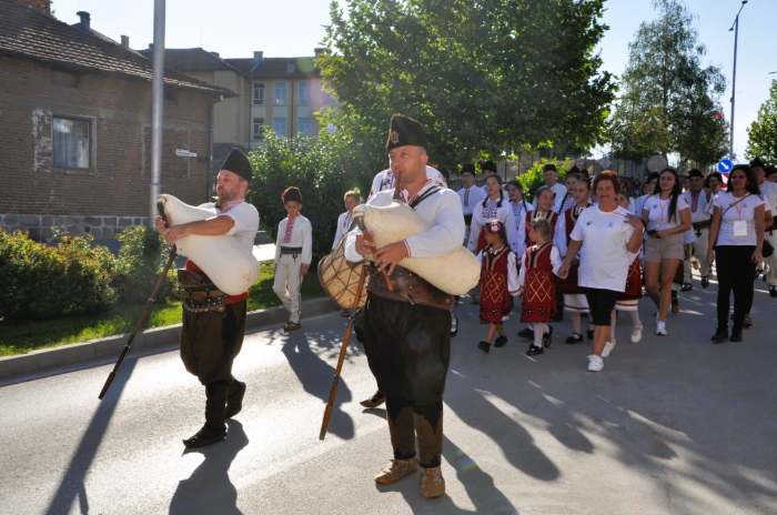 Празник на фолклора в Баня! Грандиозно шествие сложи финал на фестивала \