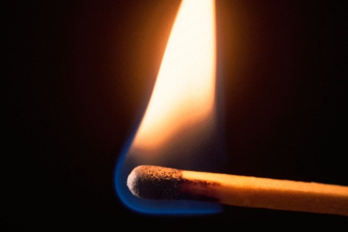 Умишлен палеж в Ихтиман! Запалиха входа на жилищен блок