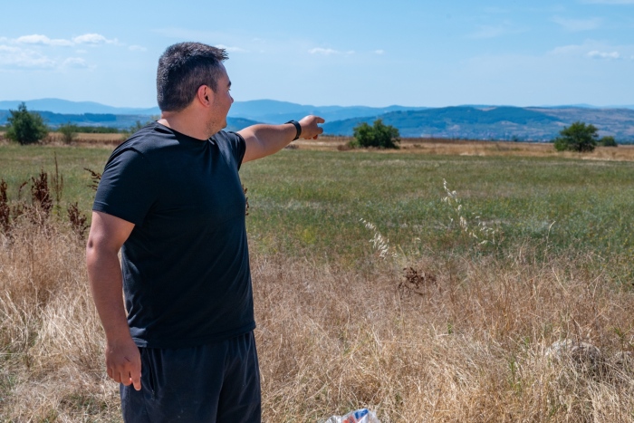 Млад мъж от Крайници вдигна полицията на крак! Заснел клип с черната пума в ливадите край селото (ВИДЕО) (СНИМКИ)