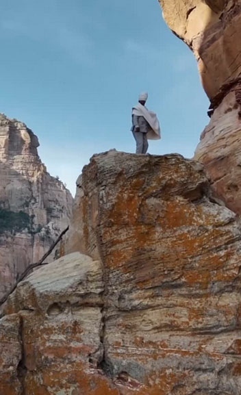 „Свещеникът на скалата“: Над 50 години отец Гебре Руфаел изкачва 2580 метра, за да стигне до храма си