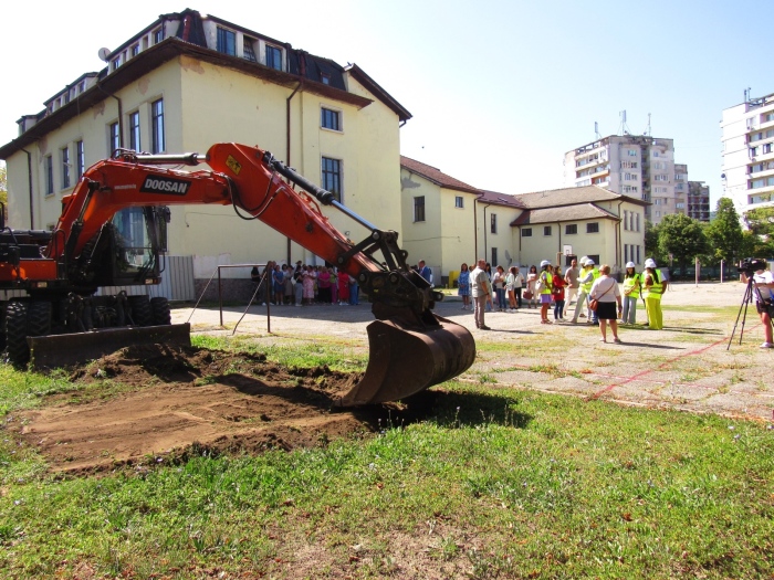 За първи път от 100 г. насам пернишко училище ще има физкултурен салон