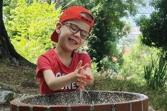 Благоевград събира пари за лечението на тежко болно сираче с футболен турнир и търг на фланелки