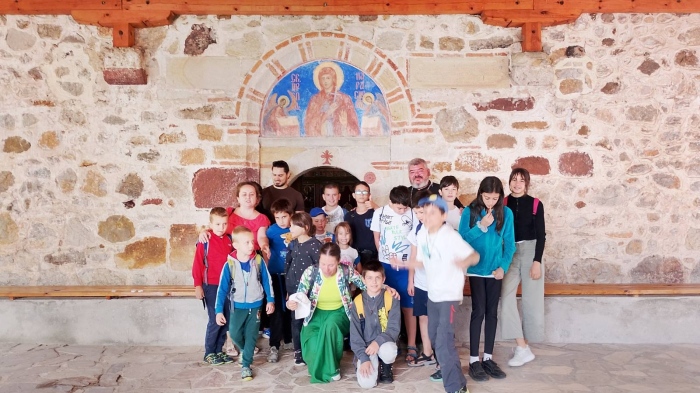 Деца от православна занималня се поклониха на чудотворната икона на св. Петка в Трън