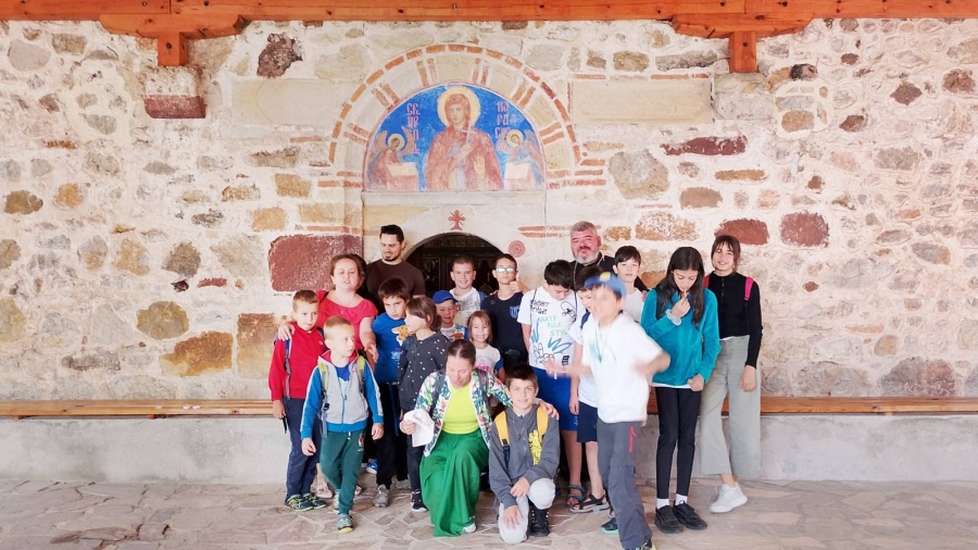 Деца от православна занималня се поклониха на чудотворната икона на св. Петка в Трън