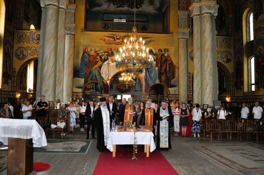 Молебен за здраве събра десетки вярващи в Разлог