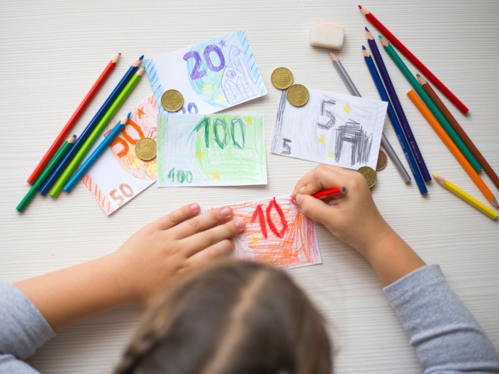 Нови образователни материали подготвят учениците за въвеждането на еврото